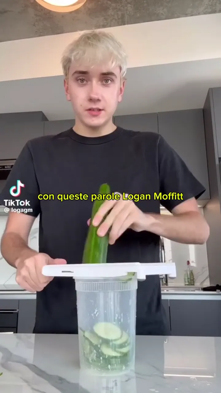 Logan Moffitt, il Cucumber Boy, prepara un’insalata di cetrioli
