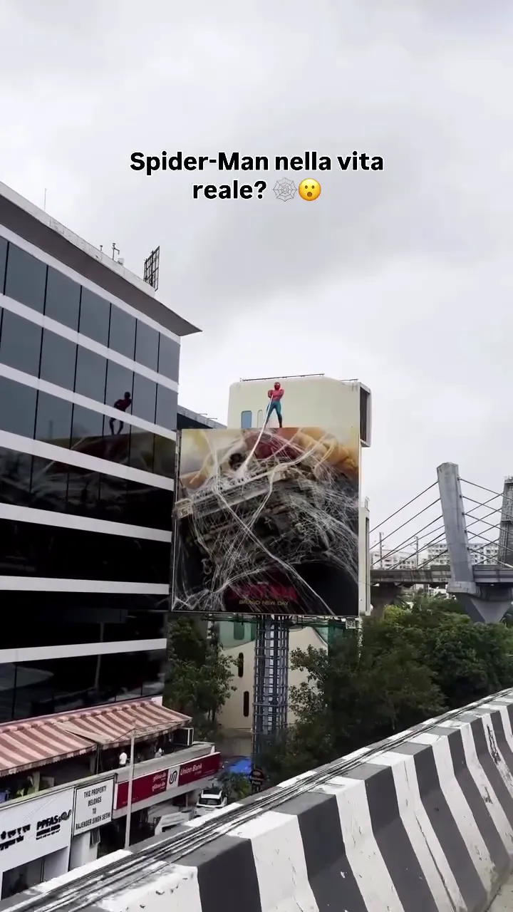 Installazione 3D di Spider-Man che ferma un’auto su un palazzo di Mumbai