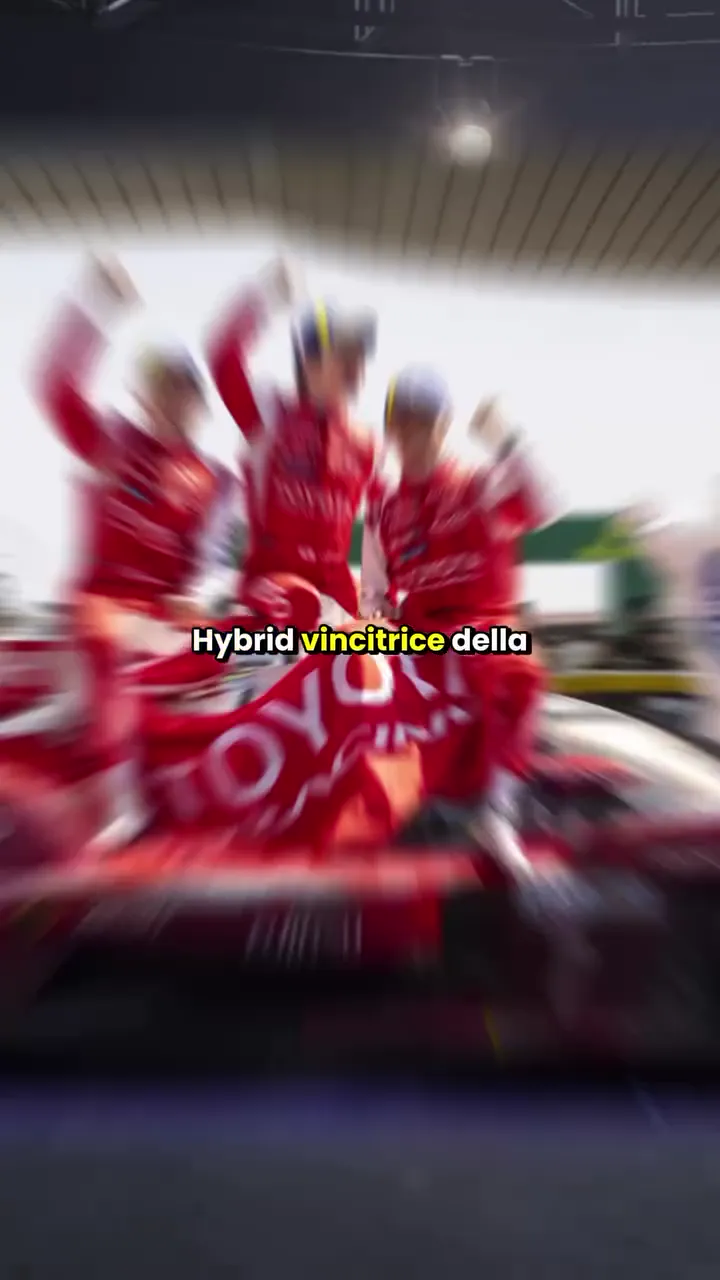 Hypercar Toyota dentro la vetrina trasparente di un camion che viaggia di notte su una strada giapponese, scortata da quattro Toyota modificate con luci al neon
