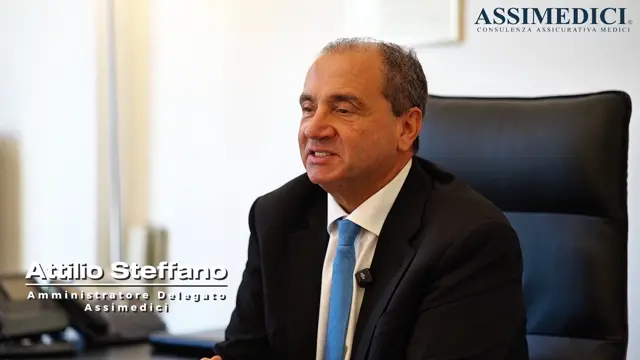 Assimedici: Intervista con set luce e audio in presa diretta, montata anche in clip verticali per i social.